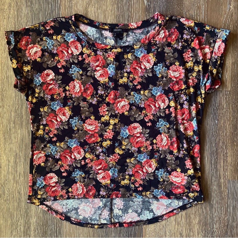 Forever 21 black floral-print short-sleeved medium t-shirt